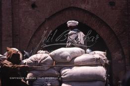 Image du Maroc Professionnelle de  Un grand chariot tiré par deux chevaux livre des sacs de farine près de Bab Agnaou (porte du bélier XIIIe siècle) monument de l'architecture militaire, construite en pierres de Guéliz, Mercredi 18 Mai 1988. (Photo / Abdeljalil Bounhar). (Photo / Abdeljalil Bounhar) 